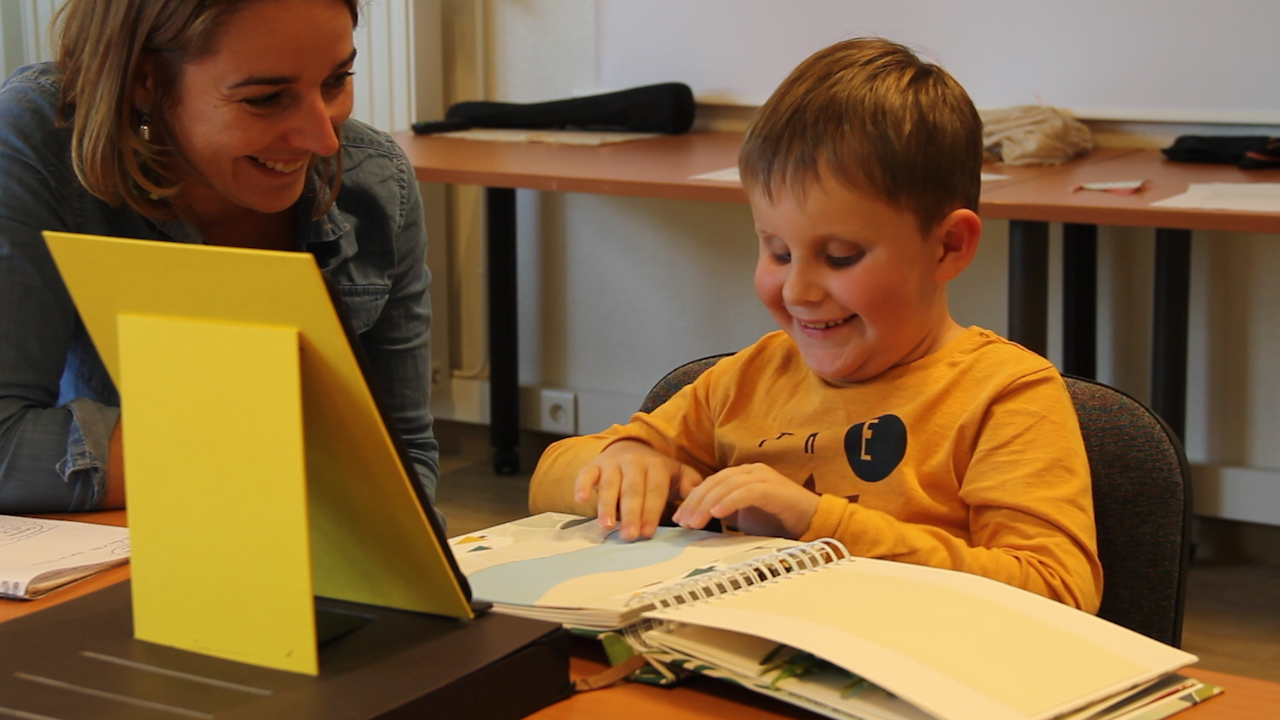Photo d'un enfant testant le projet TibonTab